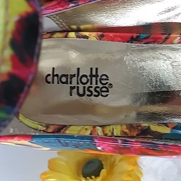 When Your Shoes POP! Vibrant Strap Stiletto Heels Metallic Gold Size 7 - Picture 11 of 14